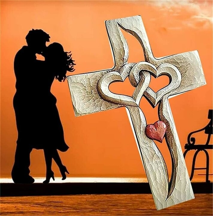FaithBond™ – Holz-Kreuz mit verschlungenen Herzen