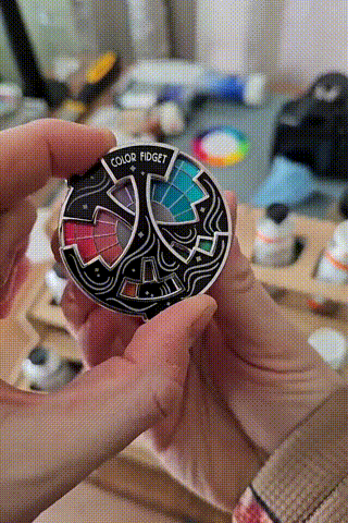 ChromoSpin Pin – Das Farbenrad, das niemals stillsteht